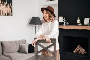 Bluzy z kapturem to element garderoby, który kojarzy się przede wszystkim z codziennym, casualowym lookiem. Jednak coraz częściej możemy zauważyć je także w eleganckich stylizacjach. W jaki sposób można połączyć bluzę z kapturem z eleganckimi elementami garderoby i stworzyć modny i stylowy zestaw? Jeśli szukasz odpowiedniej bluzy do swojej stylizacji, koniecznie zajrzyj na stronę Cotton Club: https://sklep.cottonclub.pl/71-bluzy. Sportowa elegancja Jednym z najprostszych sposobów jest zestawienie bluz z kapturem z cygaretkami lub ołówkową spódnicą. Do tego warto dobrać elegancki top lub koszulę, by uzyskać odpowiedni balans między casualowym a eleganckim stylem. Dodatkowo, do takiej stylizacji można dobrać szpilki lub loafersy, by podkreślić elegancki charakter całego zestawu. Bluzy z kapturem można także połączyć z innymi eleganckimi spodniami, np. chinosami czy spodniami z eleganckiego materiału. W takim zestawie warto postawić na prostotę i dobrać do bluz jednolity, stonowany dół. Garnitur bez okazji? Czemu nie! Kolejnym sposobem na stworzenie eleganckiej stylizacji z bluzą z kapturem jest połączenie jej z garniturem. Taki zestaw będzie idealny na bardziej formalne okazje, takie jak spotkania biznesowe czy przyjęcia. Warto pamiętać, by bluzę dobrać do koloru garnituru i być odważnym z kolorami. Można też postawić na bardziej odważne połączenie, np. bluzę w kolorze fioletowym z żółtym garniturem. Spódniczka + bluza = ponadczasowy outfit! Jednym z popularniejszych sposobów jest zestawienie bluz z kapturem z dziewczęcą, koronkową sukienką lub spódniczką. Taki zestaw pozwala na połączenie klasycznego, eleganckiego elementu garderoby z bardziej casualowym. Można też dobrać do takiej sukienki trampki czy sneakersy, by jeszcze bardziej podkreślić casualowy charakter stylizacji. Innym ciekawym sposobem jest połączenie bluz z kapturem z długą, plisowaną spódnicą. Taki zestaw będzie idealny na chłodniejsze dni, a połączenie eleganckiej spódnicy z casualową bluzą pozwala na stworzenie interesującego, zrównoważonego looku. Warto dobrać do takiej stylizacji botki czy kozaki, by jeszcze lepiej podkreślić jesienny charakter całego zestawu. Bluzy z kapturem świetnie sprawdzą się także z krótkimi spódnicami, np. tiulowymi czy ołówkowymi. Taki zestaw pozwoli na stworzenie modnej i nowoczesnej stylizacji, która będzie idealna na wiele okazji! Spróbujmy na odwrót! Dresy i marynarka w stylizacji Jednym z odważniejszych trendów w świecie mody jest zestawienie dresów z oversize'ową marynarką. Taki zestaw pozwala na stworzenie casualowego looku, który jest odpowiedni na co dzień, do pracy, na uczelnię czy nawet na randkę. Warto pamiętać, że połączenie dresów z marynarką wymaga odpowiedniego doboru dodatków i butów, by uzyskać odpowiedni balans między casualowym a eleganckim stylem. Bluzy z kapturem w eleganckich stylizacjach - zobacz jak Bluzy z kapturem w eleganckich stylizacjach - zobacz jak