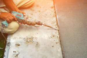 ​Wiercenie w betonie pod instalacje: przepusty, prowadzenie kabli i rur krok po kroku