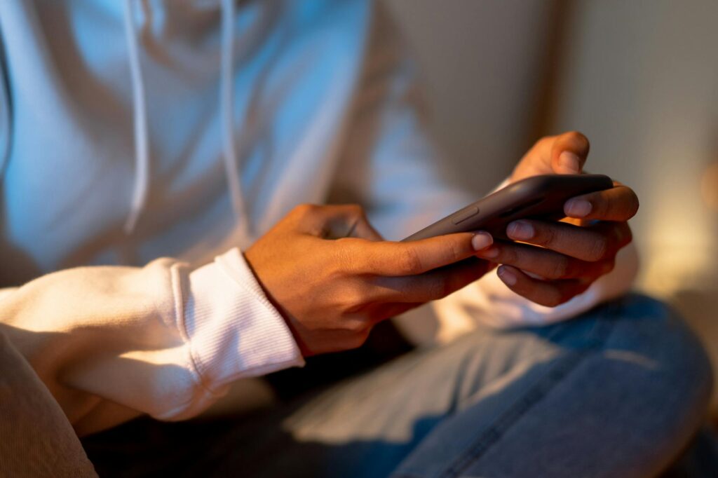 osoba korzystająca z telefonu